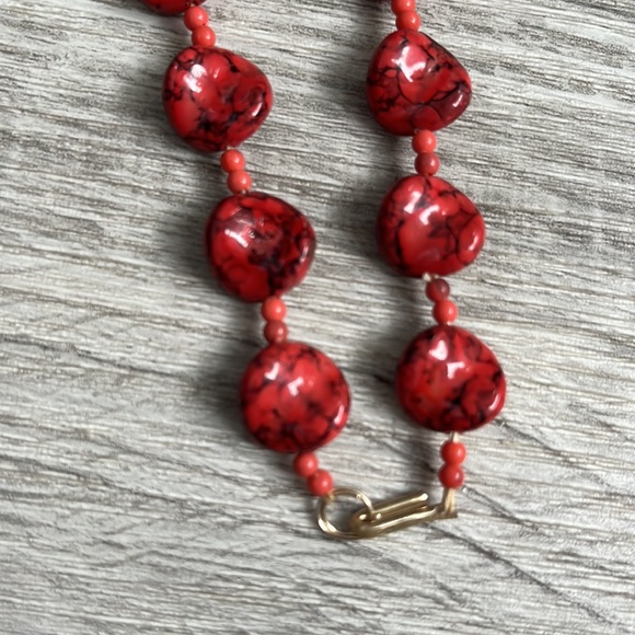 Vintage hook on this red black beaded choker necklace - Picture 3 of 3